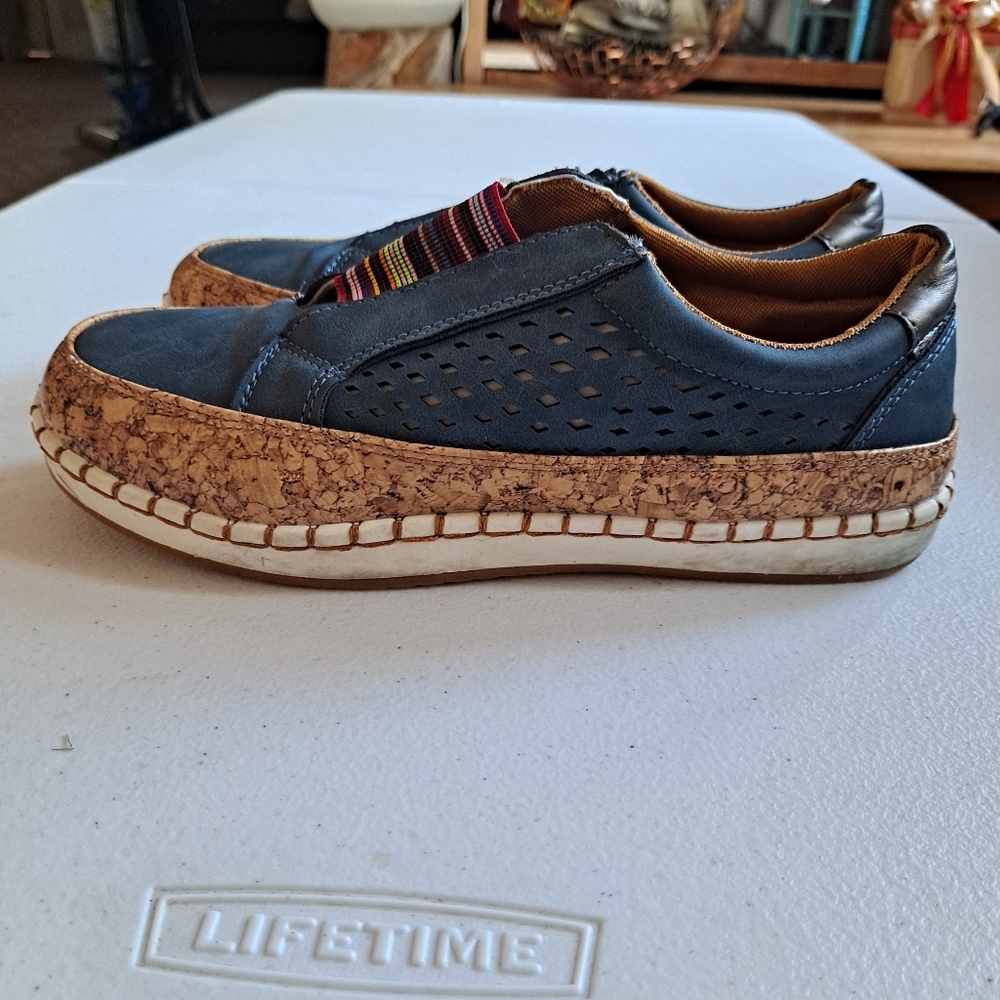 Ladies Blue Leather Top sneakers - Picture 3 of 6